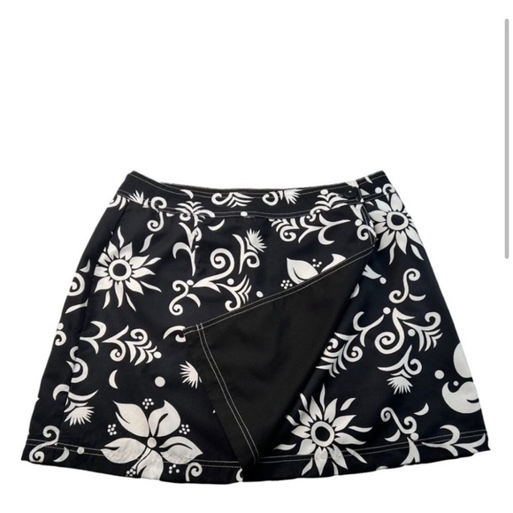 Chic Black and White Floral Skirt - Picture 1 of 5